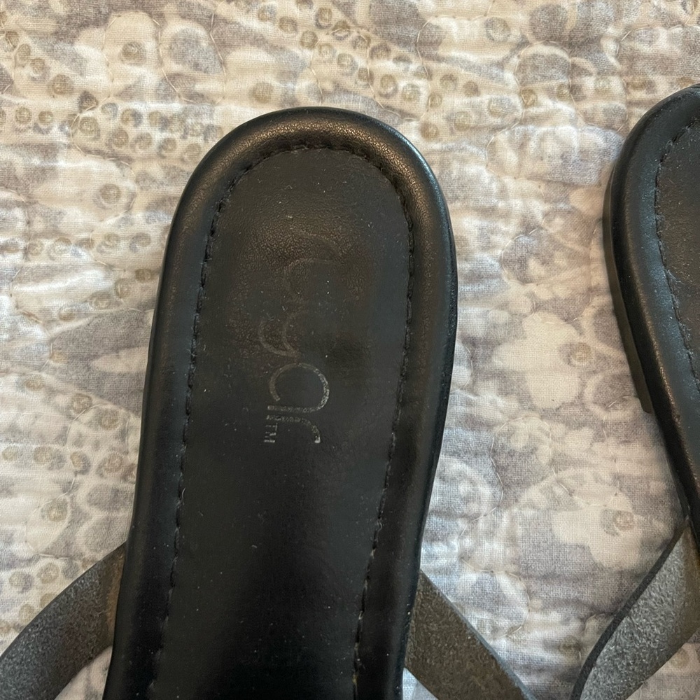 Sugar black thong medallion flat sandals size 11 flaw - Picture 2 of 3